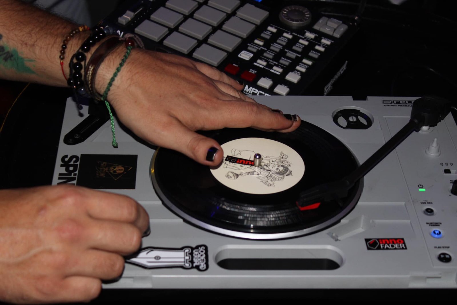 beatmaker produciendo y grabando beats