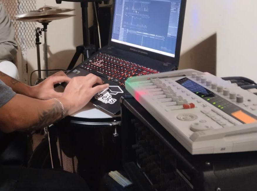 computadora con portaestudio y equipos