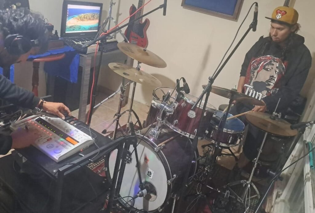 Juan d y Sensei en un taller de musica