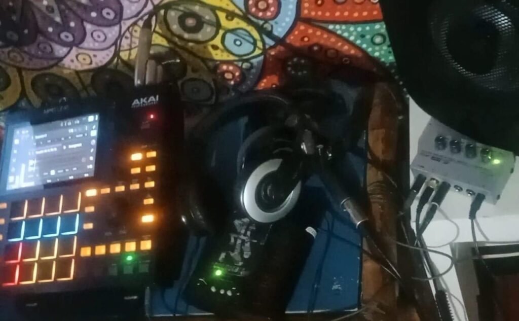 mpc con auriculares y equipos