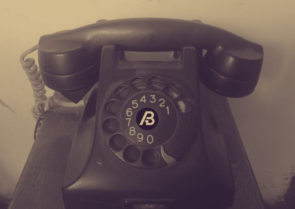 telefono antiguo con logo de acusbeats